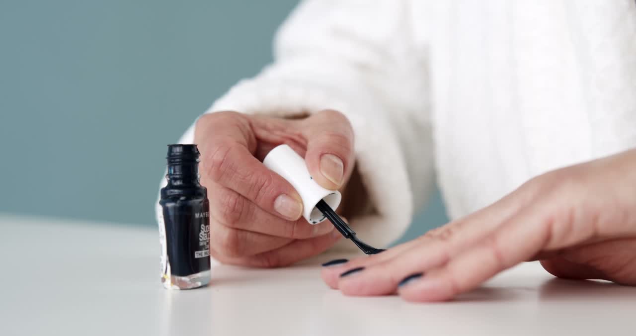 Nagellack wird Strich für Strich aufgetragen